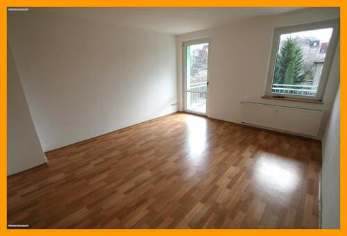 Wohnzimmer - Süd-Balkon, Bad mit Wanne & Dusche – Ruhige Lage mit Blick ins Grüne!