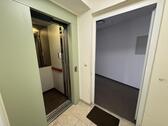 Eingangstür und Aufzug - 