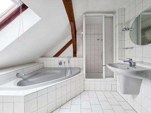 Bad - 3 Zimmer Dachgeschoßwohnung in Gera