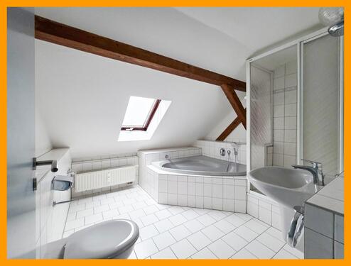 Bad - Schöne 3 Raum-Dachgeschoss Whg. mit Eckbadewanne