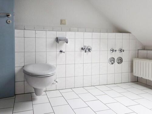 Bad - Dachgeschoßwohnung mit 71,93 m&sup2; in Gera zur Miete