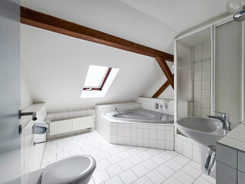 Bad (1) - Eckbadewanne und Dusche - Tolle 3 Zimmer DG Wohnung mit Gartennutzung