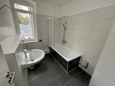 Bad - moderne 4 Raum Wohnung mit Balkon, Bad mit Wanne in Gera-Pforten!