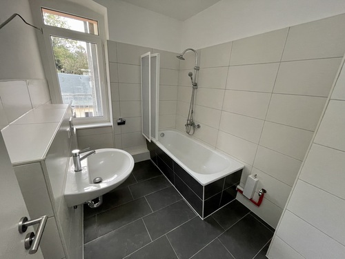 Bad - moderne 4 Raum Wohnung mit Balkon, Bad mit Wanne in Gera-Pforten!