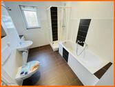 Bad - 3 Raum Wohnung mit Balkon, modernen Bad mit Wanne & Dusche.