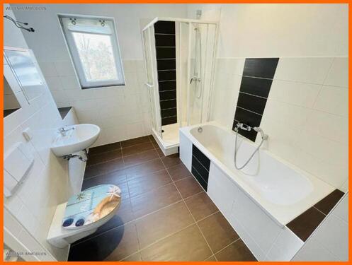 Bad - 3 Raum Wohnung mit Balkon, modernen Bad mit Wanne & Dusche.