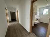 Flur - 3 Raum Wohnung mit Balkon, modernen Bad mit Wanne & Dusche.