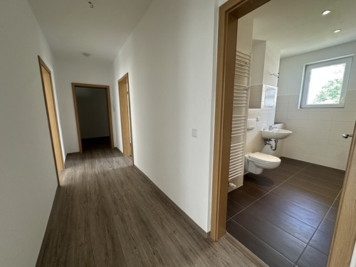 Flur - 3 Raum Wohnung mit Balkon, modernen Bad mit Wanne & Dusche.