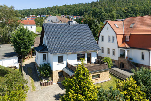 Ansicht - Großzügiges Einfamilienhaus mit Sauna, Sonnenterrasse und drei Garagen in Berga-Wünschendorf.