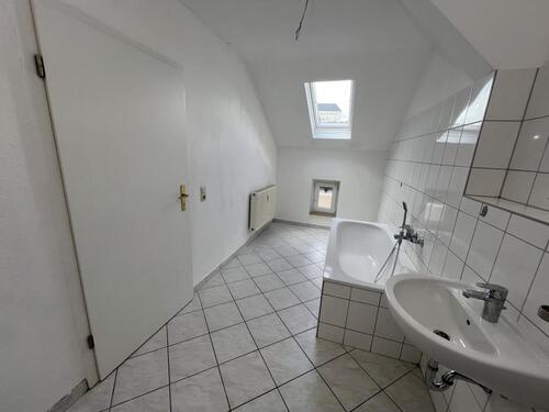 Bad - 2 Zimmer Dachgeschoßwohnung zur Miete in Weida