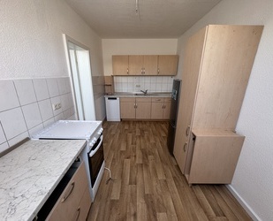 Mit Einbauküche! Preiswerte 2 DG-Zimmer Wohnung im Zentrum von Weida!