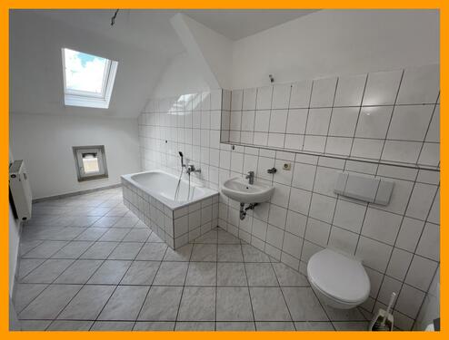 Bad - Preiswerte 2 DG-Zimmer Wohnung im Zentrum von Weida!