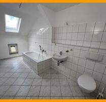 Preiswerte 2 DG-Zimmer Wohnung im Zentrum von Weida!