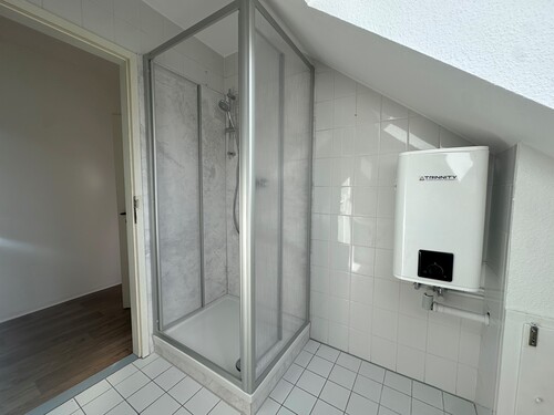 Bad neu (2) - 3 Zimmer Dachgeschoßwohnung zur Miete in Weida
