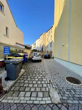 Einfahrt hinter dem Haus - 