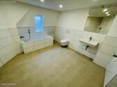 Bad - **Ihr neues Zuhause wartet: 4-Raum-Wohnung mit Komfort-Badezimmer und großzügigem Wohnambiente!**