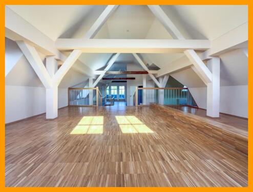 Wohnbereich - Wohnen mal anders! Imposante Dachgeschosswohnung mit Balkon und Aufzug!