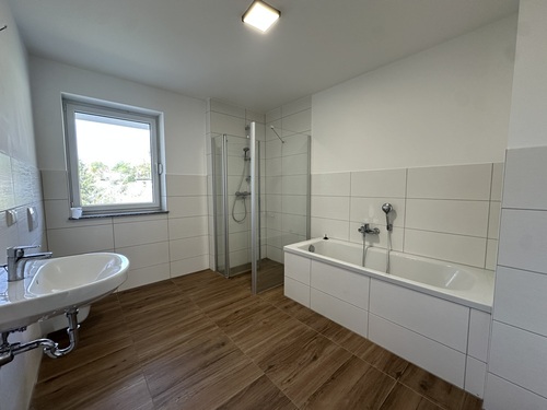 Bad - 4 Zimmer Etagenwohnung zur Miete in Gera