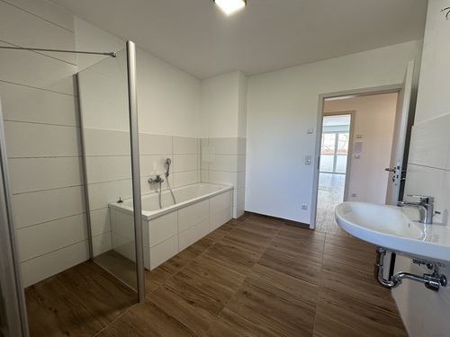 Bad - 4 Zimmer Etagenwohnung in Gera