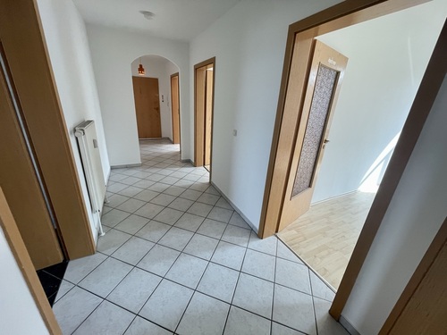 Flur (4) - Super 3 Raum Wohnung mit Balkon und Wanne in der Geraer Innenstadt!