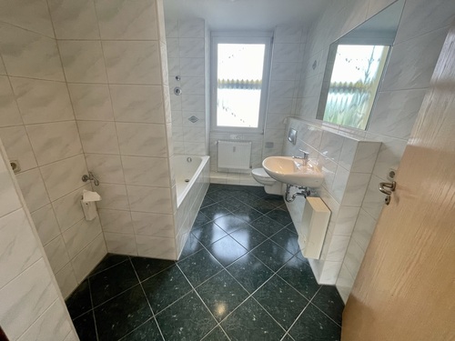 Bad (2) - 3 Zimmer 3- Zimmerwohnung in Gera