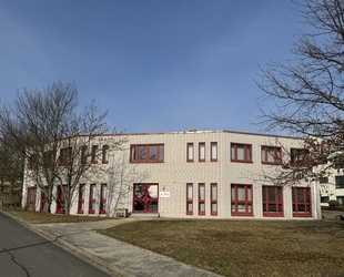 Vielseitiges Bürogebäude zum Verkauf in Gera – Schulungsräume, Parkplätze, gute Lage.