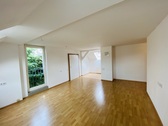 Wohnzimmer - Mit Aufzug! Schicke 3 Raum Wohnung mit Dusche und Wanne im Zentrum von Gera.