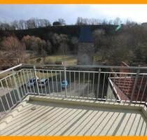 2 Raum DG-Wohnung mit Balkon und Blick ins Grüne. Bad mit Wanne! In Weida!