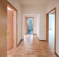 2 Raum DG-Wohnung mit Balkon und Blick ins Grüne. Bad mit Wanne! In Weida!