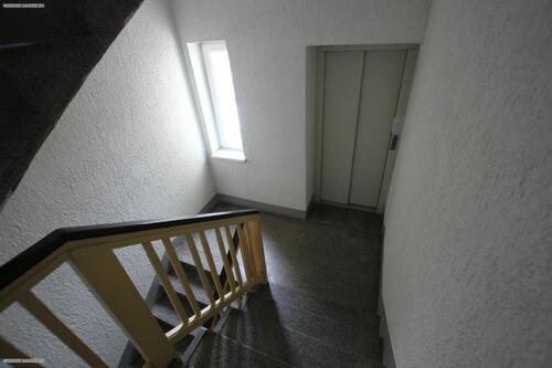 Treppenhaus mit Aufzug - 