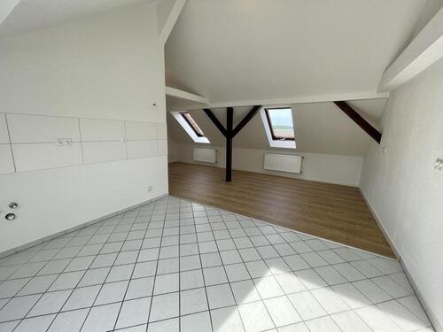 Wohnzimmer & Küche - Dachgeschoßwohnung mit 88,00 m&sup2; in Gera zur Miete