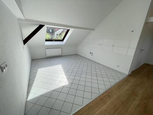 Wohnzimmer & Küche - 3 Zimmer Dachgeschoßwohnung in Gera