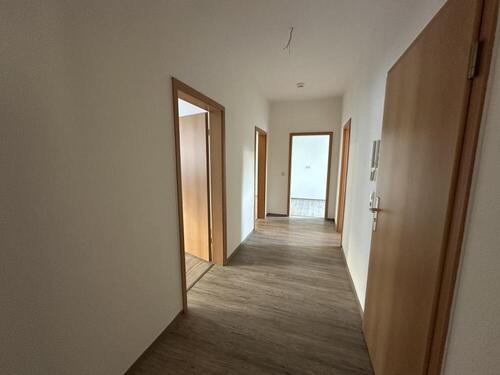 Flur - Etagenwohnung mit 76,07 m&sup2; in Gera zur Miete