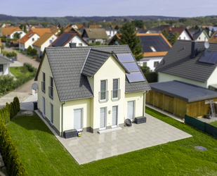 Einziehen & wohlfühlen: neuwertiges EFH mit Erdwärmeheizung, Terrasse und ca. 118 m² Wohnfläche in Top-Zustand in Caaschwitz!