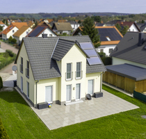Einziehen & wohlfühlen: neuwertiges EFH mit Erdwärmeheizung, Terrasse und ca. 118 m² Wohnfläche in Top-Zustand in Caaschwitz!