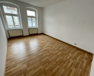 Wohnen in Gera-Debschwitz! Gemütliche 2 Raum-Wohnung. Bad mit Wanne und Fenster.