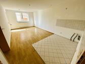 Wohnzimmer & Küche - 2 Zimmer Etagenwohnung zur Miete in Gera