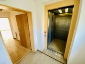 Eingang neben Aufzug - 