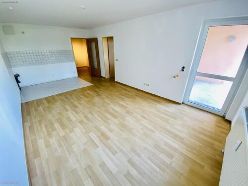 Wohnzimmer & Küche - 2 Zimmer Etagenwohnung in Gera