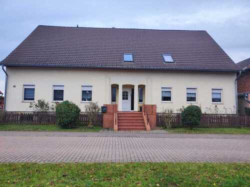 Hausansicht_Straße - Ein- oder Zweifamilienhaus mit großem Garten in schöner Lage