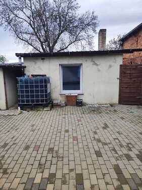 Waschküche und gepflasterte Fläche - 