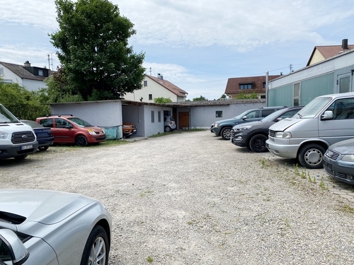 rückseitiger Stellplatz für Fahrzeufe - 