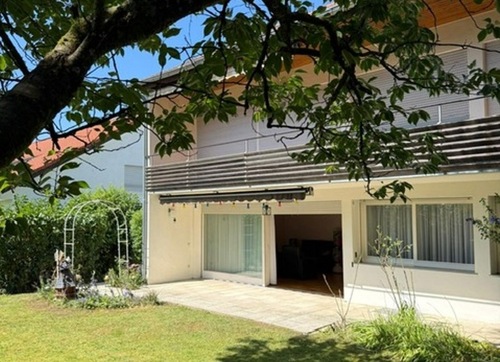 Gartenansicht - 10 Zimmer Zweifamilienhaus in Göppingen