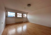 Zimmer 1 mit Blick Fenster - 3 Zimmer Dachgeschoßwohnung zum Kaufen in Stuttgart