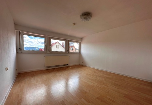 Zimmer 1 mit Blick Fenster - 3 Zimmer Dachgeschoßwohnung zum Kaufen in Stuttgart