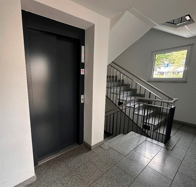 Aufzug mit Treppenhaus - 