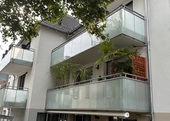 Hausansicht mit Balkon - 