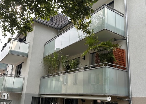 Hausansicht mit Balkon - 