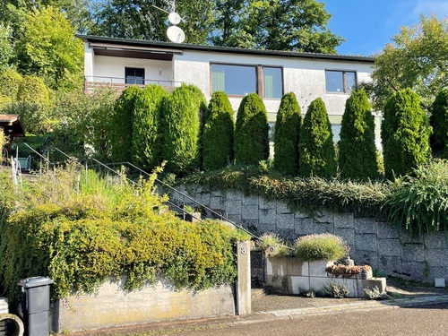 Hausansicht - Einfamilienhaus mit Einliegerwohnung und traumhafter Aussicht in Althütte