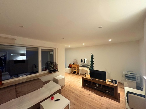 Wohnzimmer 1 - Großzügige 3,5-Zimmer Erdgeschosswohnung im Zentrum von Altbach - Ideal für Paare und Singles